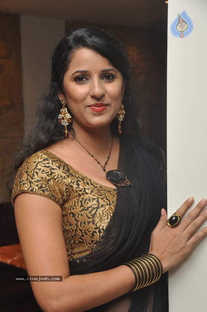 Sravya Reddy New Pics - 24 / 62 photos