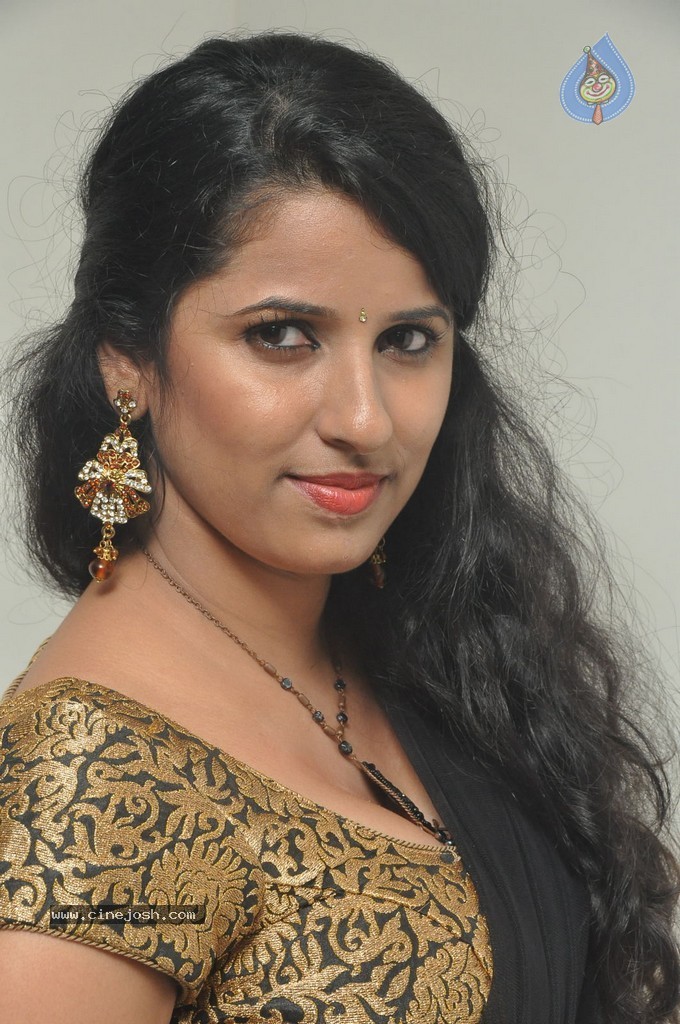 Sravya Reddy New Pics - 36 / 62 photos