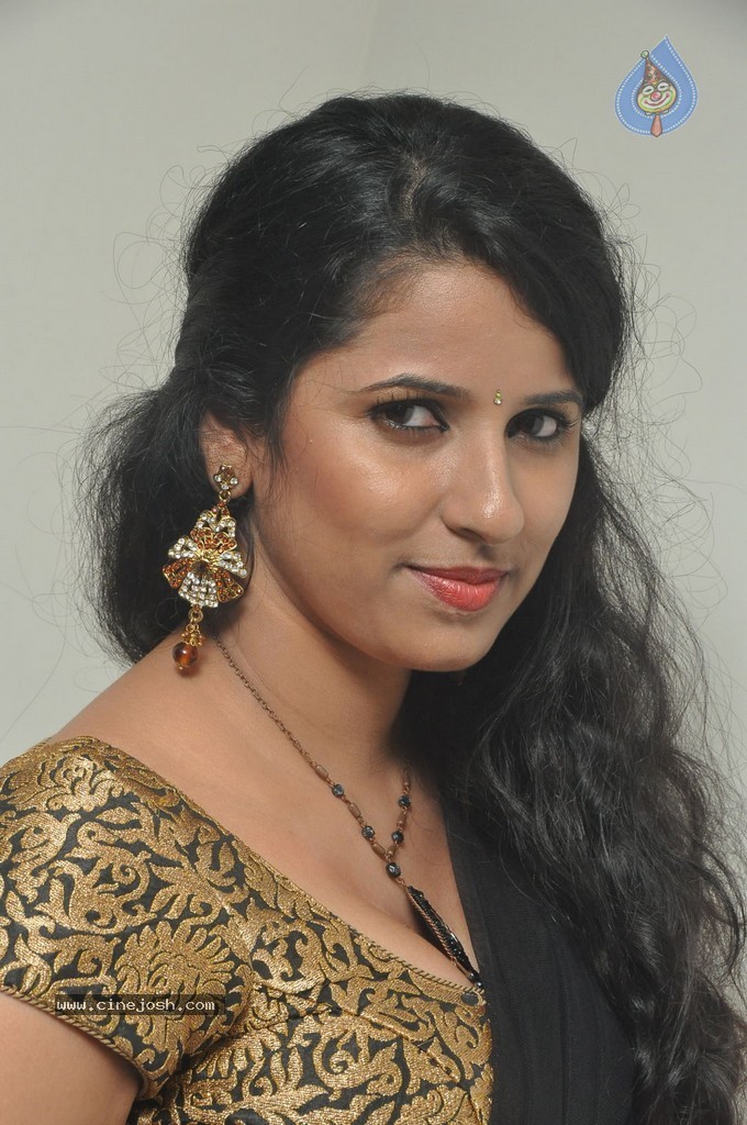 Sravya Reddy New Pics - 48 / 62 photos