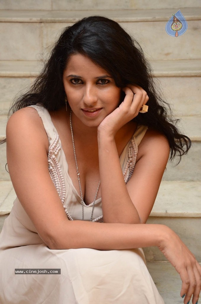 Sravya Reddy New Stills - 10 / 66 photos