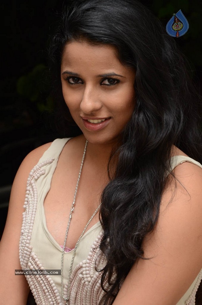 Sravya Reddy New Stills - 23 / 66 photos