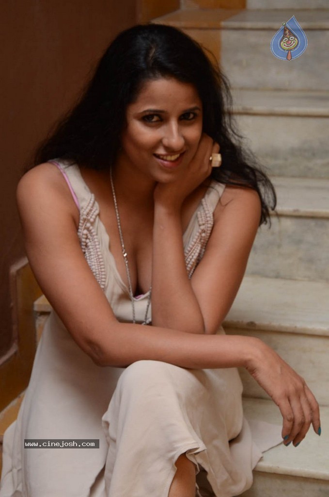 Sravya Reddy New Stills - 62 / 66 photos