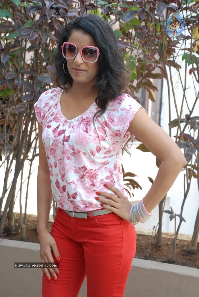Sravya Reddy New Stills - 10 / 36 photos