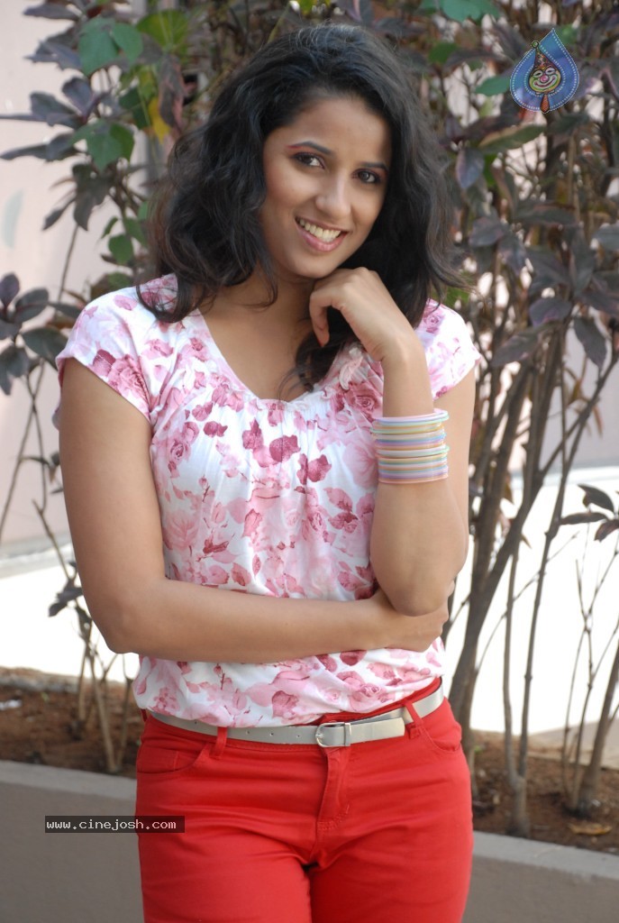 Sravya Reddy New Stills - 19 / 36 photos