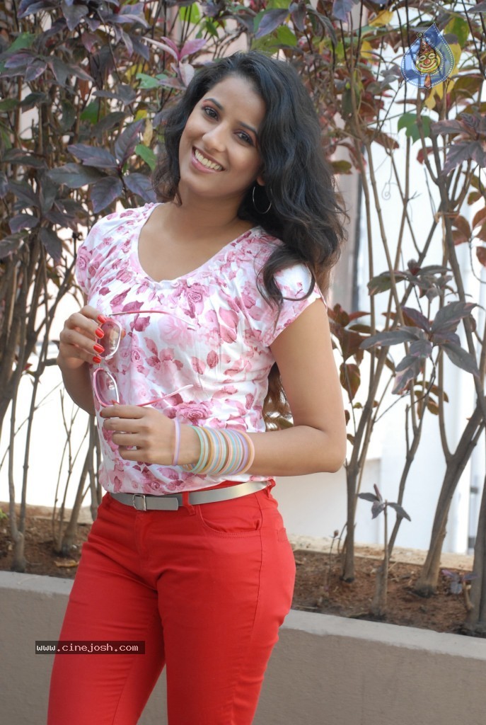 Sravya Reddy New Stills - 34 / 36 photos