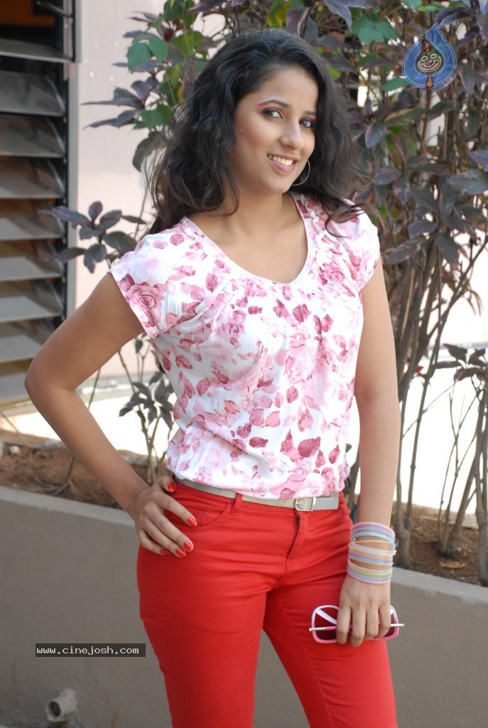 Sravya Reddy New Stills - 35 / 36 photos