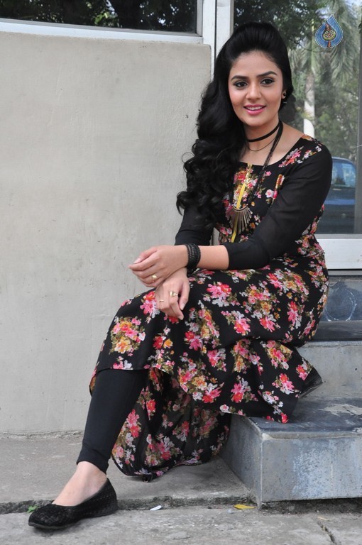 Sree Mukhi New Stills - 4 / 39 photos