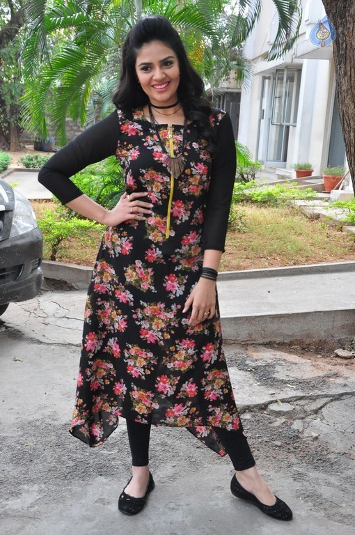 Sree Mukhi New Stills - 12 / 39 photos