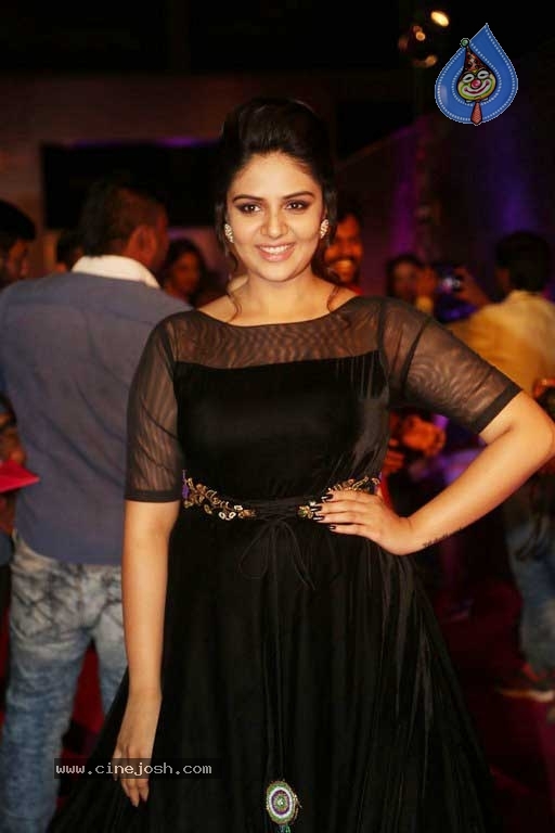 Sreemukhi At Zee Apsara Awards - 5 / 21 photos