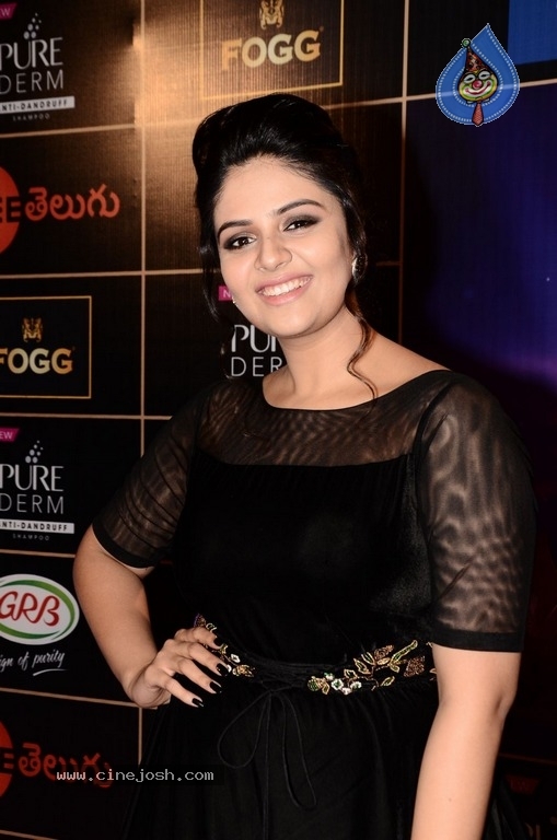 Sreemukhi At Zee Apsara Awards - 16 / 21 photos