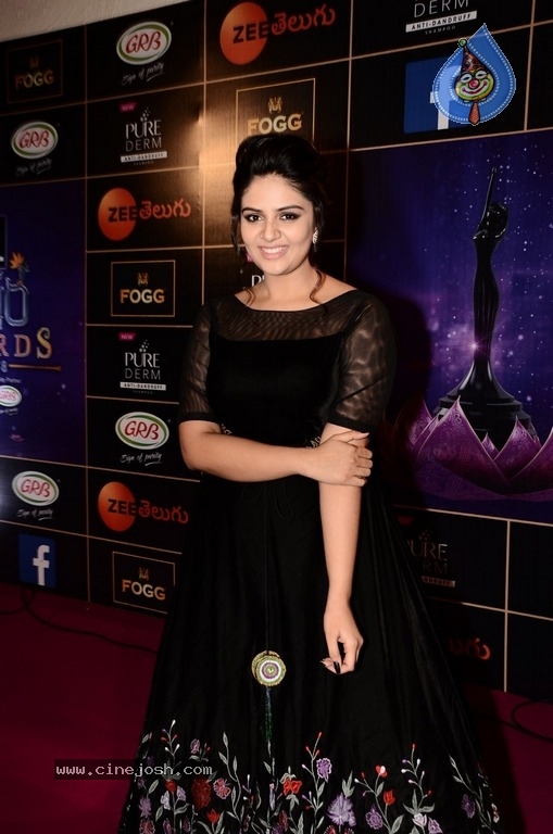 Sreemukhi At Zee Apsara Awards - 18 / 21 photos