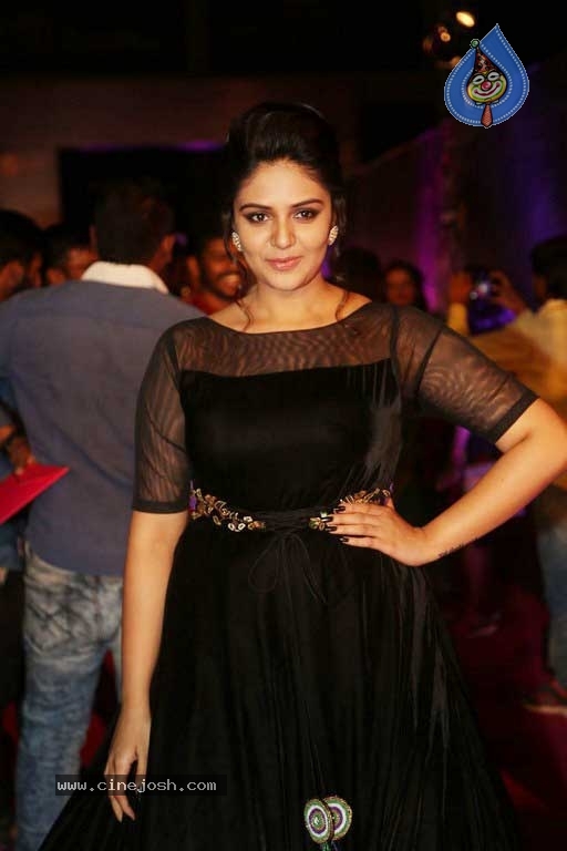 Sreemukhi At Zee Apsara Awards - 21 / 21 photos