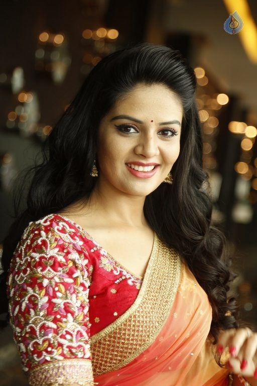 Sreemukhi Latest Images - 31 / 42 photos