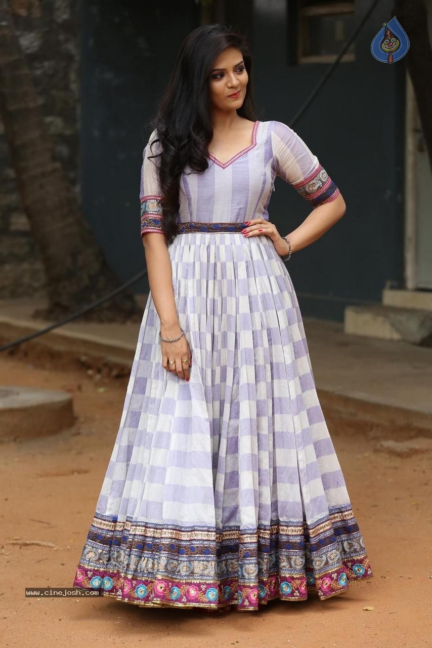 Sreemukhi Latest Photos - 15 / 43 photos