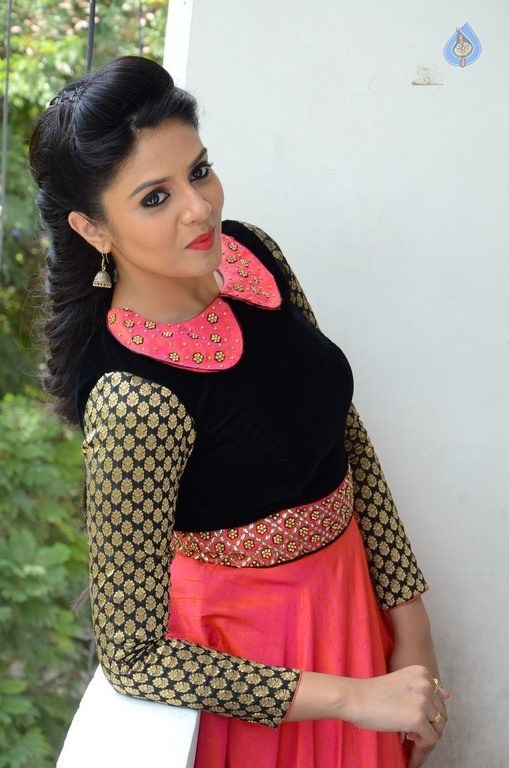 Sreemukhi Latest Pics - 5 / 60 photos