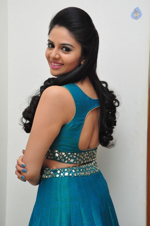 Sreemukhi New Pics - 26 / 42 photos