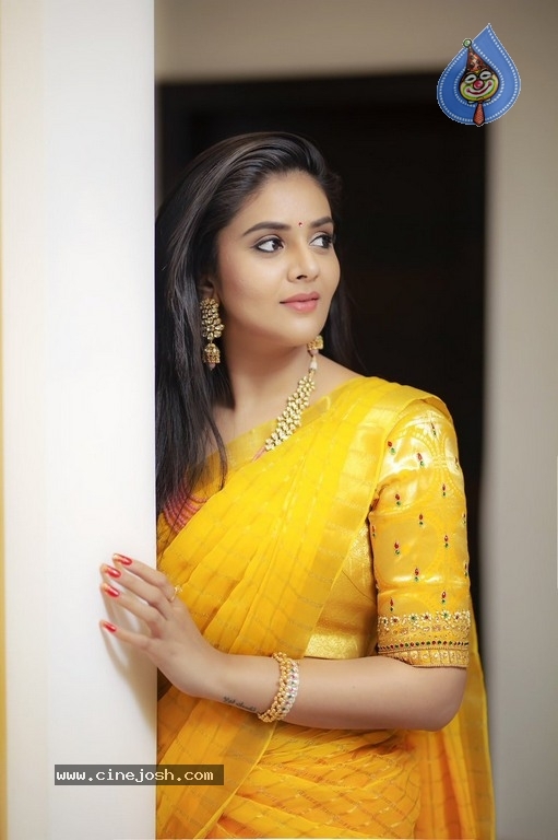 Sreemukhi Photos - 3 / 6 photos