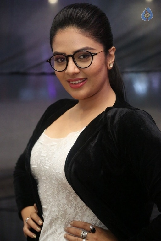 Sreemukhi Photos - 16 / 18 photos