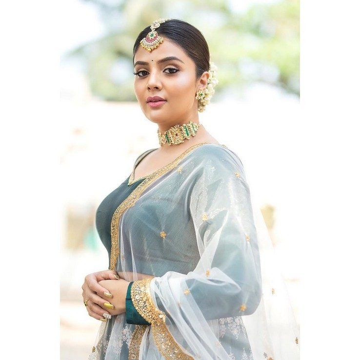 Sreemukhi Photos - 2 / 5 photos