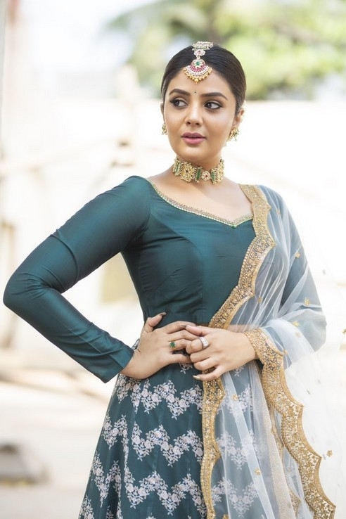 Sreemukhi Photos - 4 / 5 photos