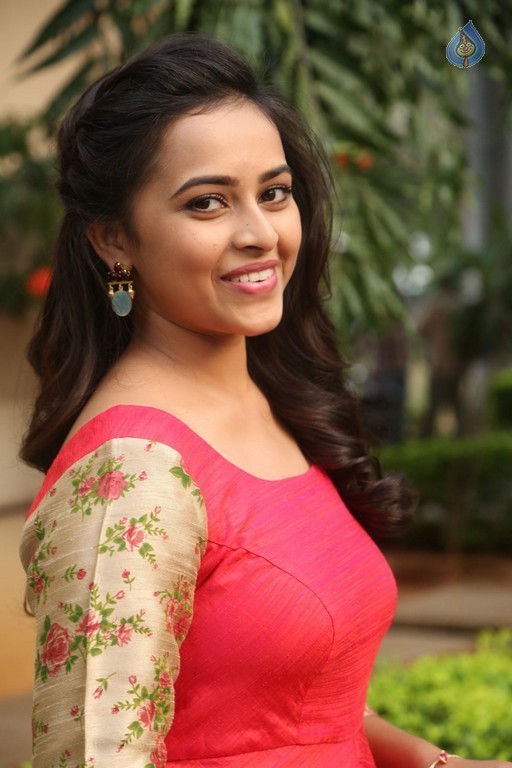 Sri Divya Latest Gallery - 34 / 42 photos