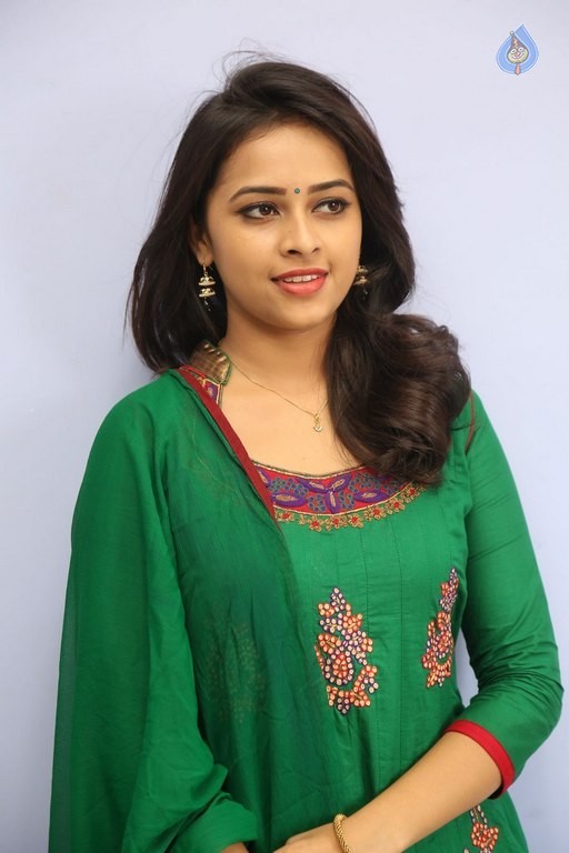 Sri Divya Latest Gallery - 7 / 33 photos