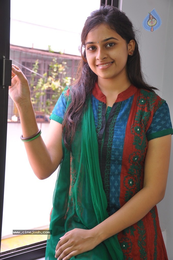 Sri Divya Latest Pics - 22 / 43 photos