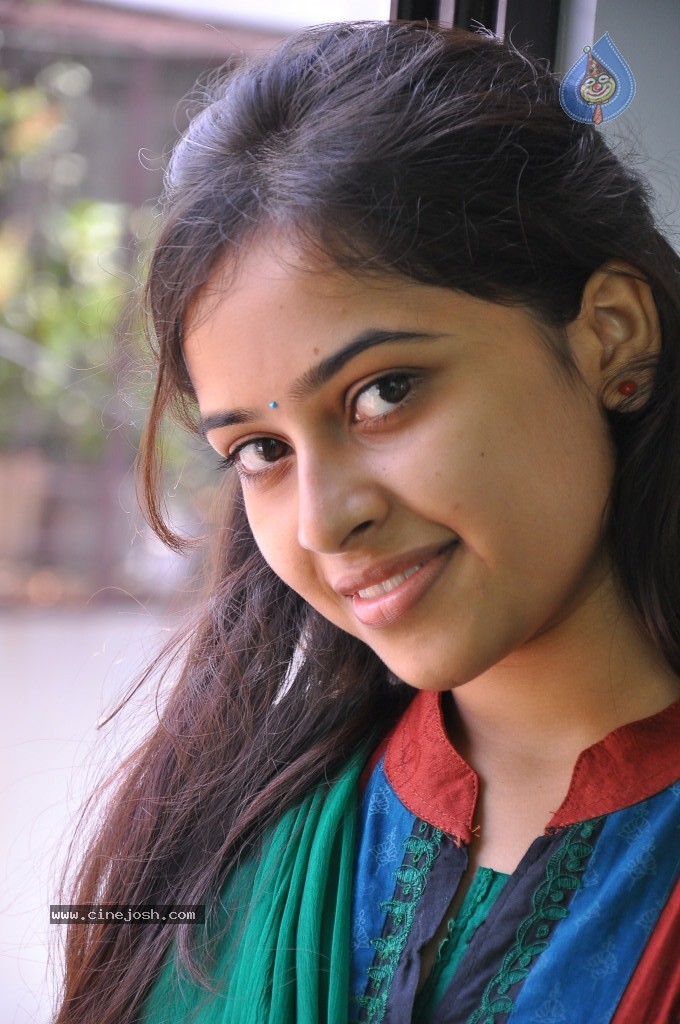 Sri Divya Latest Pics - 28 / 43 photos