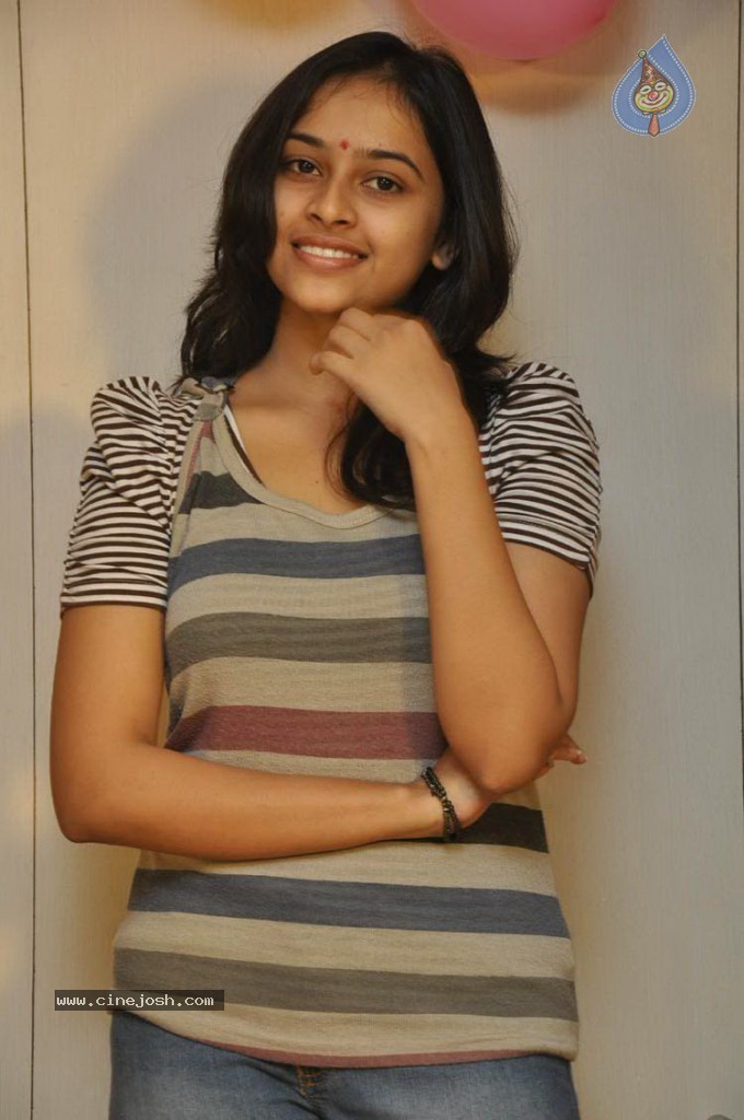 Sri Divya New Photos - 7 / 23 photos