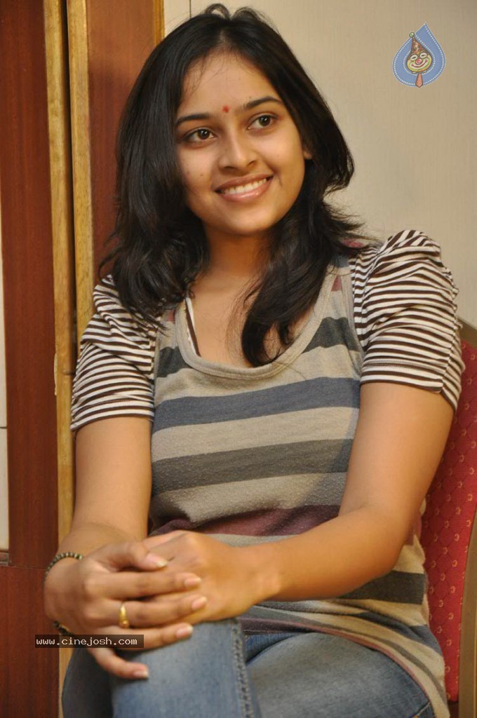 Sri Divya New Photos - 21 / 23 photos