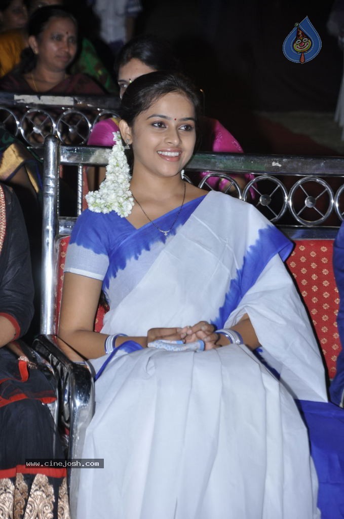 Sri Divya New Stills - 13 / 39 photos
