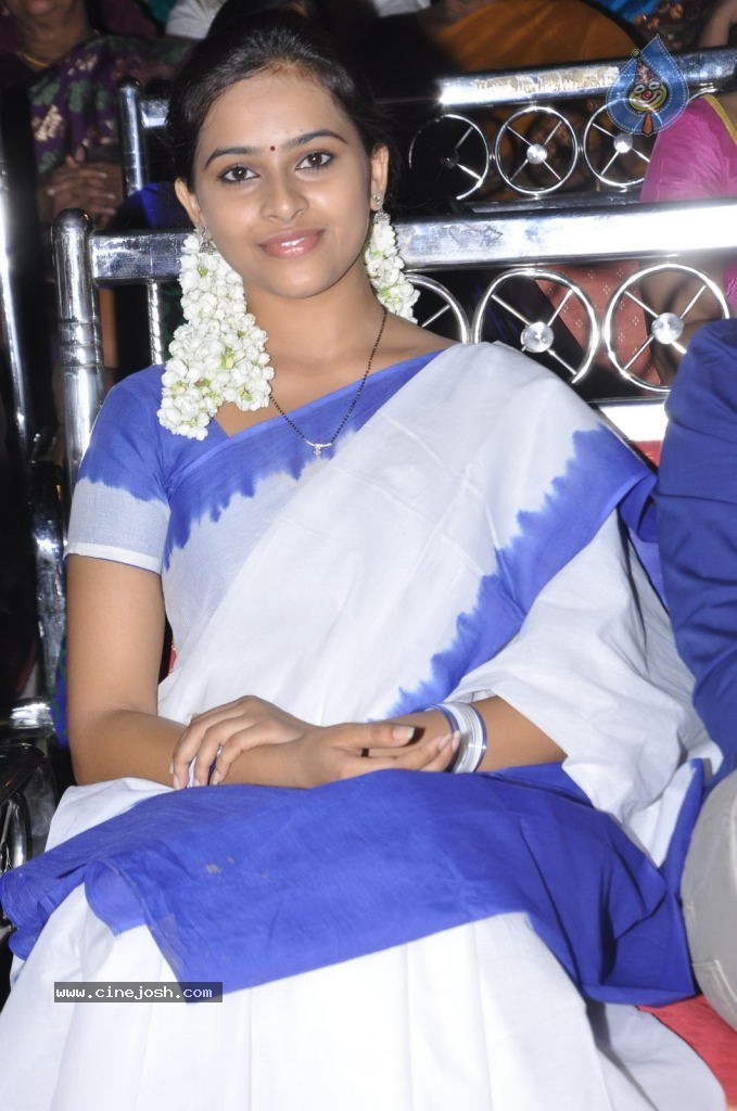 Sri Divya New Stills - 24 / 39 photos