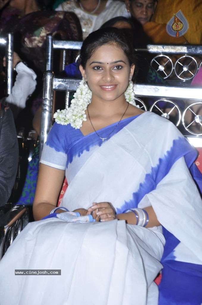 Sri Divya New Stills - 32 / 39 photos