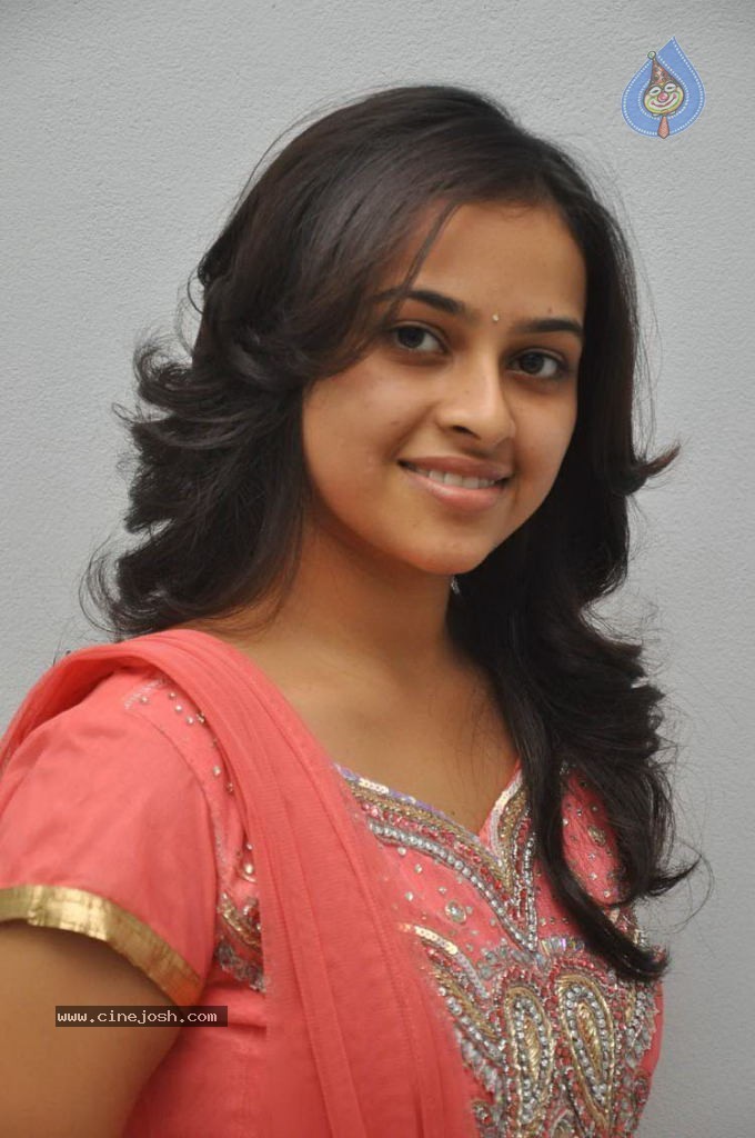 Sri Divya New Stills - 9 / 37 photos