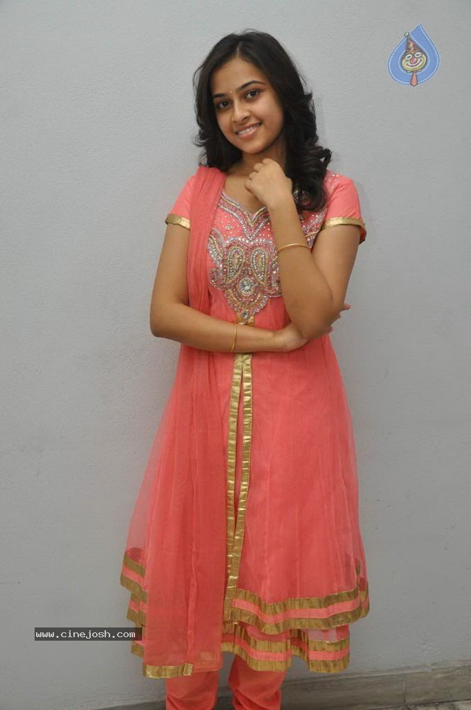 Sri Divya New Stills - 10 / 37 photos