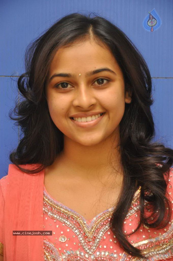 Sri Divya New Stills - 12 / 37 photos