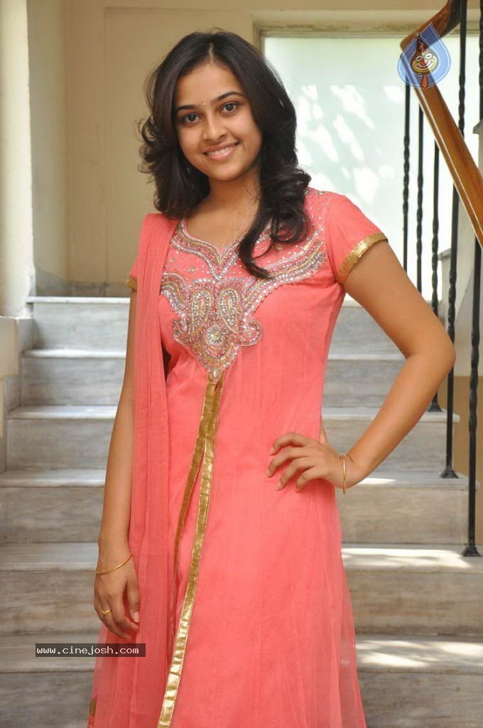 Sri Divya New Stills - 14 / 37 photos