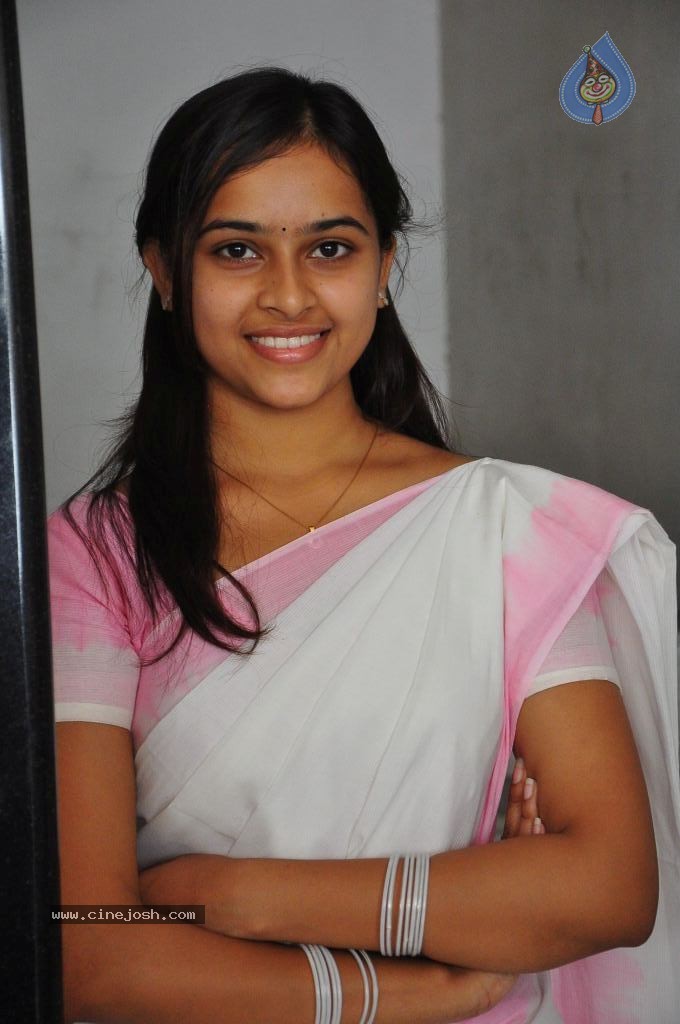 Sri Divya New Stills - 17 / 50 photos