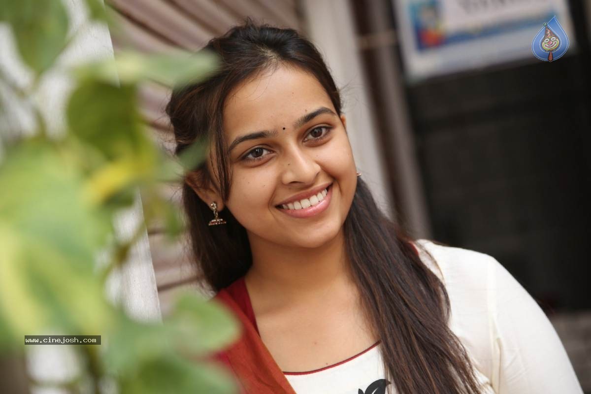 Sri Divya Photos - 21 / 50 photos
