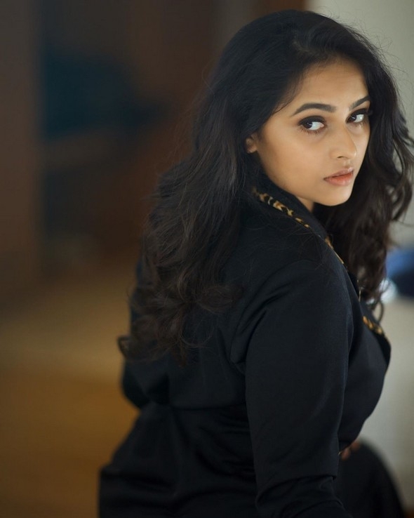 Sri Divya Photos - 4 / 9 photos