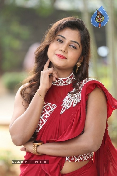 Sri Pallavi Stills - 33 / 35 photos