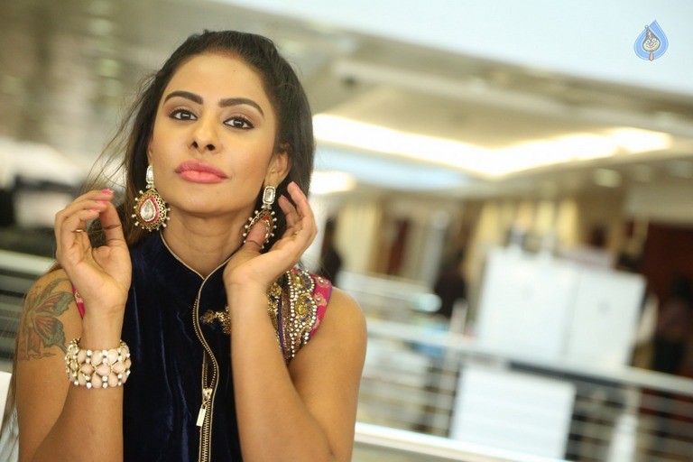 Sri Reddy Mallidi New Photos - 28 / 42 photos