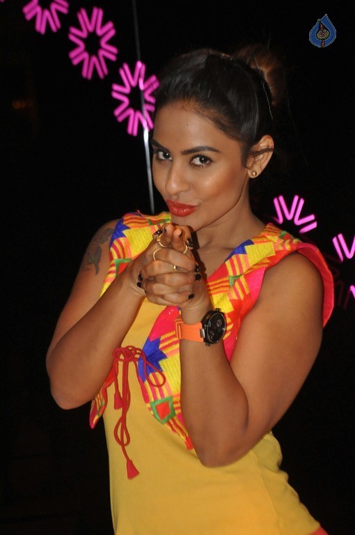 Sri Reddy Pics - 25 / 39 photos