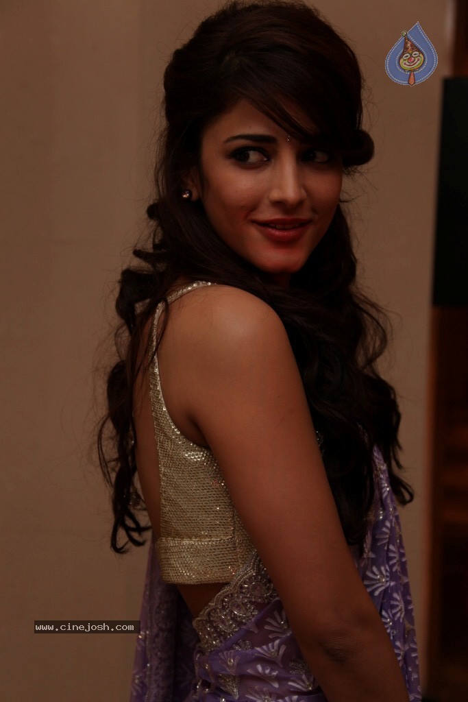 Sruthi Haasan Latest Stills - 36 / 56 photos