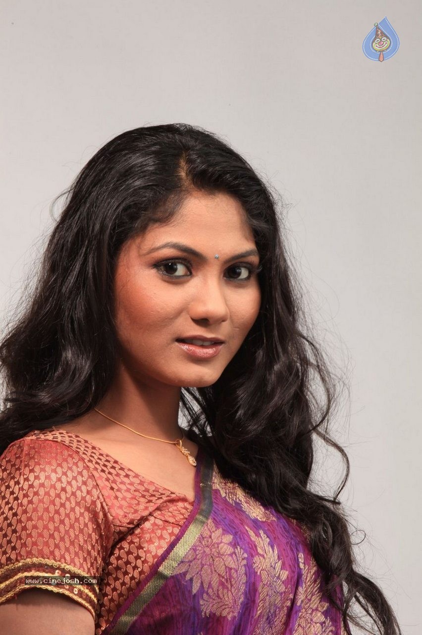 Sruthi Reddy New Stills - 26 / 38 photos