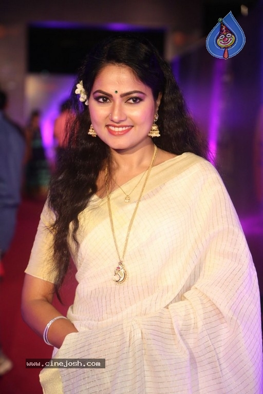 Suhasini At Zee Apsara Awards - 11 / 33 photos