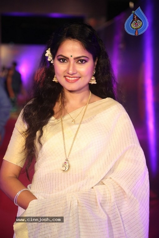Suhasini At Zee Apsara Awards - 12 / 33 photos