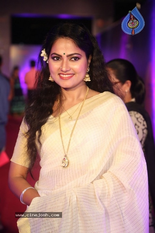 Suhasini At Zee Apsara Awards - 16 / 33 photos