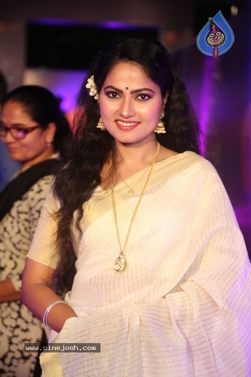 Suhasini At Zee Apsara Awards - 17 / 33 photos