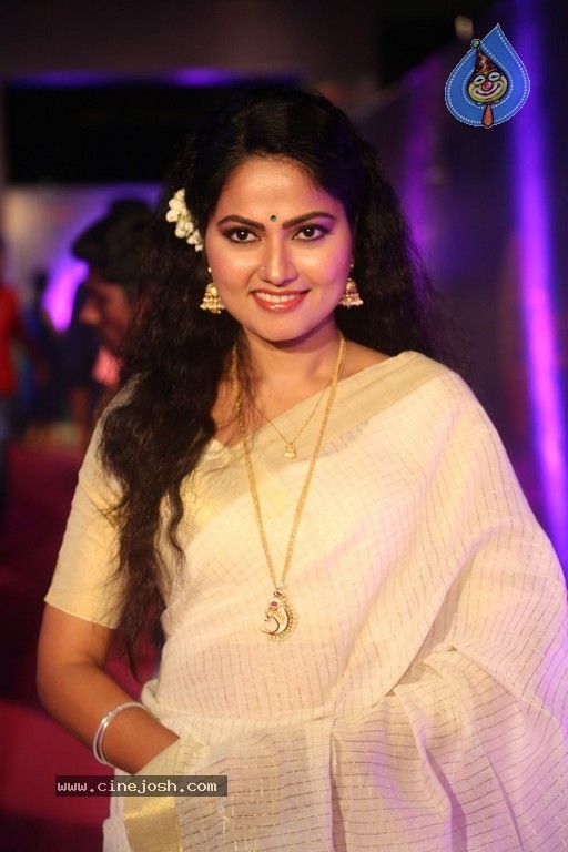 Suhasini At Zee Apsara Awards - 18 / 33 photos